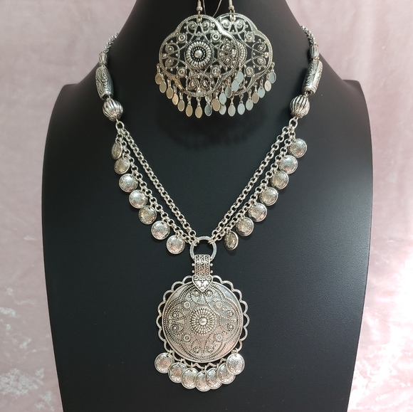 Vintage Avon Silver Tone Necklace & Earrings Set